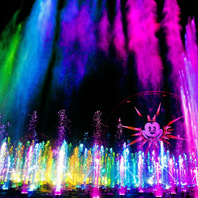 色とりどりの光と噴水