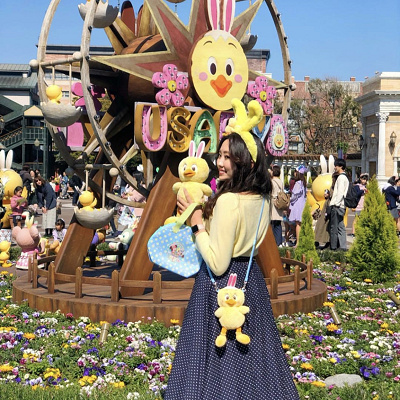 ネイビー×イエローの相性が◎トレンドの水玉コーデ