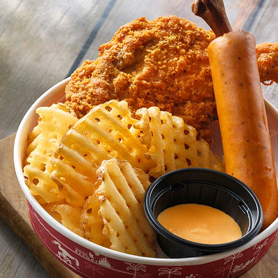 コンボ・プレート（フライドチキン、骨付きソーセージ、フライドポテト、チーズソース）