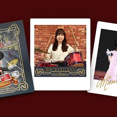 ドラムスティックを持って記念撮影