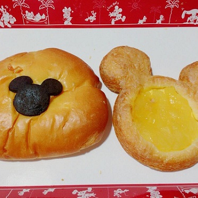 クリームパン（左270円）アップルカスタードデニッシュ（右330円）