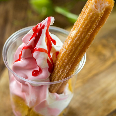 ディズニーランドチュロス：クリッターサンデー（チュロス＆ミックスソフトクリーム）