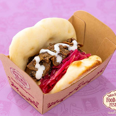 カリー香るビーフのナンサンド、フムスとヨーグルトソース（ハウス こくまろカレー使用）