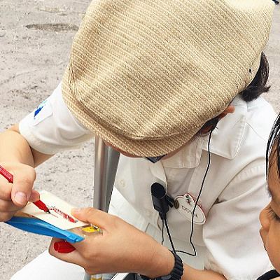 子供の対応中のカストーディアル