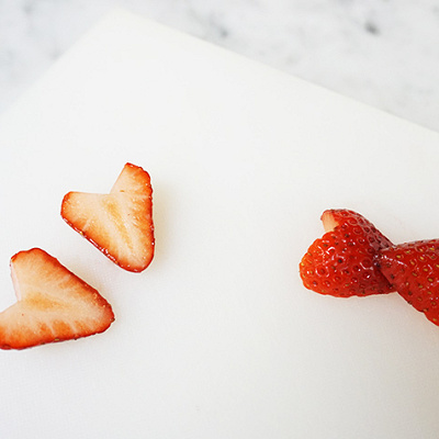 イチゴをカットして、ミニーマウスのリボンを作る