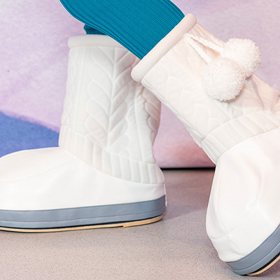 ポンポンの飾りがキュートなブーツ