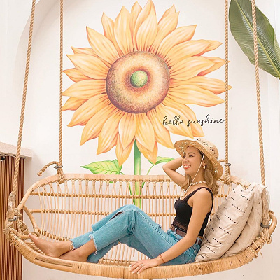 ダメージデニム×麦わら帽子のコーデ