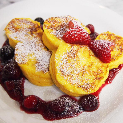 イチゴのリボンを飾り、お好みで粉砂糖やメイプルシロップをかけて完成！