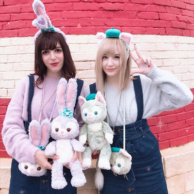 サスペンダーつきデニムスカート×もこもこニット