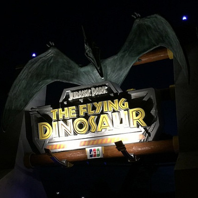 ダイナソーの門が目印