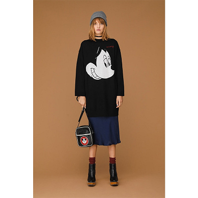ディズニーとMOUSSYのコラボ、ブラックのニットワンピース
