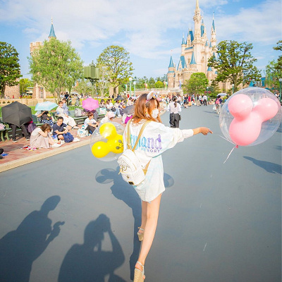 ディズニーロゴパーカー×厚底サンダルのコーデ