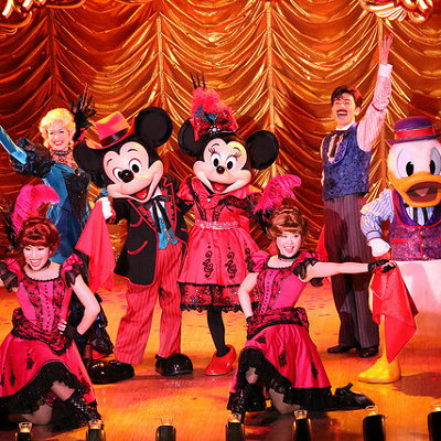 ミッキー、ミニー、ドナルドと賑やかなディズニーワールド