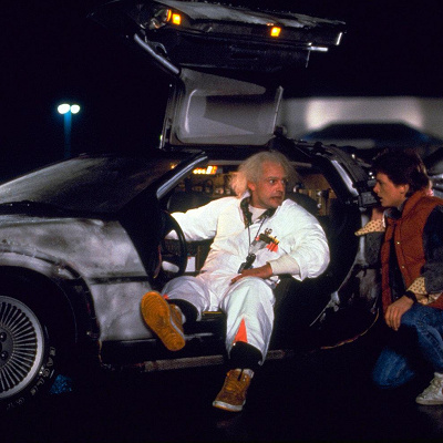 マーティとデロリアンに乗るドク