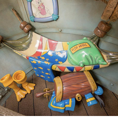 ドナルドのベッドスペース　長靴がアヒルの足仕様になってますね