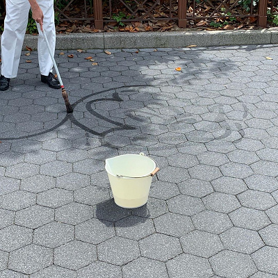 地面にミッキーなどのキャラクターを描く