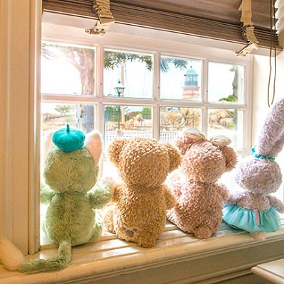 仲良く外を眺めるダッフィーフレンズ