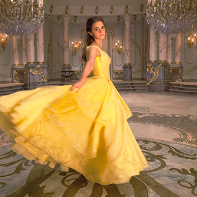 ベルの黄色いドレスをまとったエマ・ワトソン