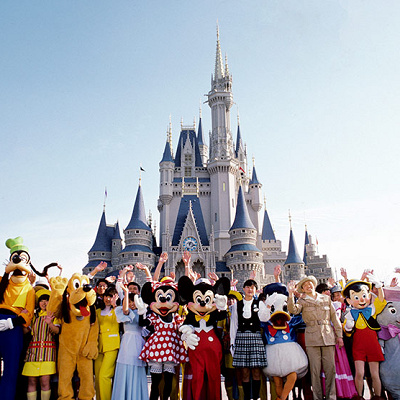 シンデレラ城をバッグに全員集合