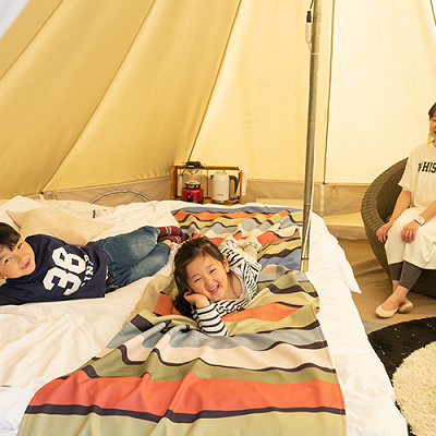 テントでくつろぐ家族