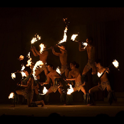 ファイヤーナイフダンスを踊るダンスチーム「シバオラ」