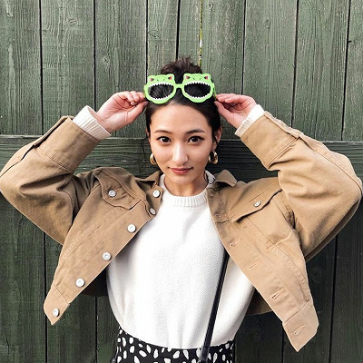 大人コーデはUSJの伊達眼鏡をプラス