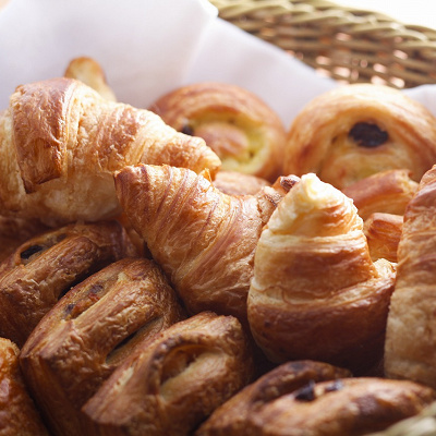 朝食ブッフェで人気の焼きたてパン