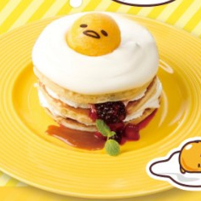 フルーツいっぱいぐで目玉焼きパンケーキ