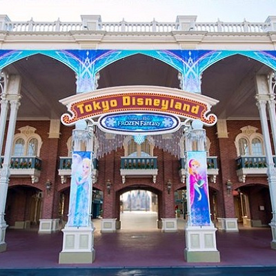 ワールドバザールのエントランスもアナ雪に