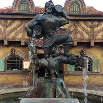 ガストンとルフゥの銅像と噴水