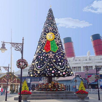 S.S.コロンビア号前の巨大クリスマスツリー