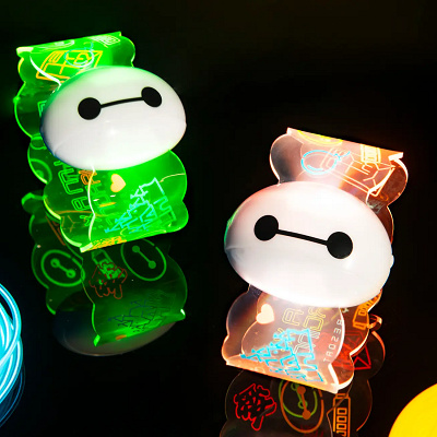 光るバングル（カラフルなネオンとベイマックスがデザインされたグッズ）