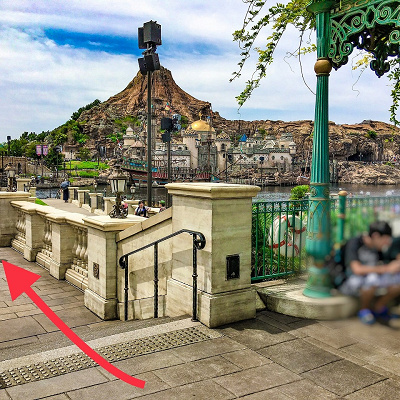 グリーンの屋根の左側を降りていきます。