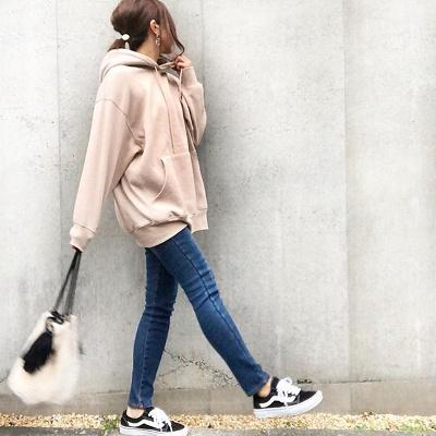 GUベージュパーカー×ジーンズコーデ