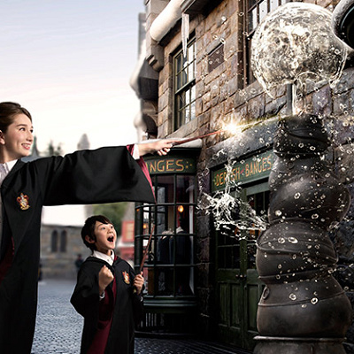 アトラクション「ワンド・マジック」で大鍋から水が噴き出す魔法を体験するゲスト