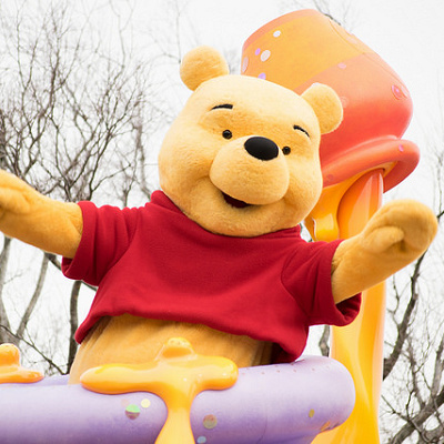 はちみつに囲まれて幸せそうなプーさん