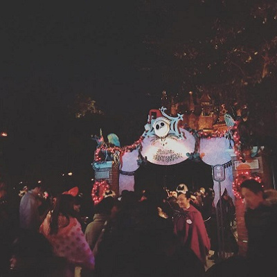 ナイトメアの飾り付けがされたホーンテッドマンション入り口