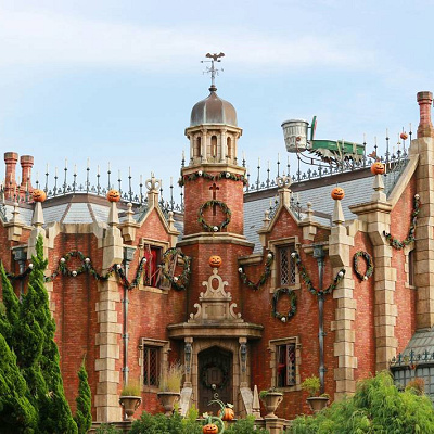 夢の国らしくない不気味な建物がホーンテッドマンション