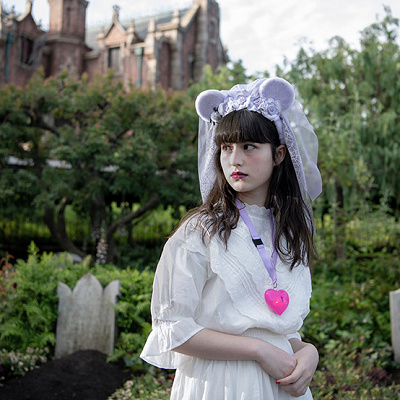 カチューシャ 1,800円／ライティングペンダント 1,500円