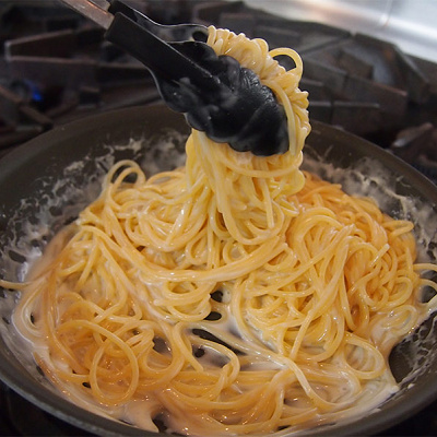 フライパンにクリームソースを入れて温め、⑫のスパゲッティを加えてあえる。