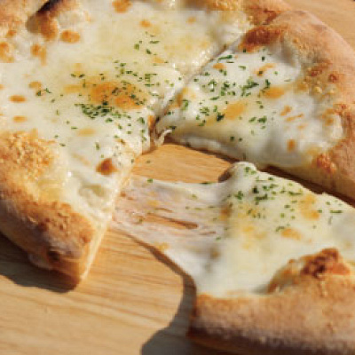 自家製モッツァレラチーズのピザ