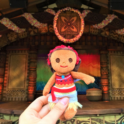 香港ディズニーランドの新ショー、ホームカミングの舞台を背景に♫