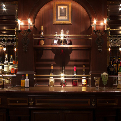 バーカウンター正面の影を良く見てみると…