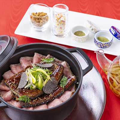 瞬間燻製した鰻の蒲焼きと和牛サーロインのココットご飯 トリュフ香るバニュルスソースとごぼう茶のスープ