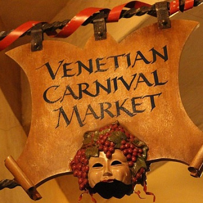 仮面の看板が特徴的です。