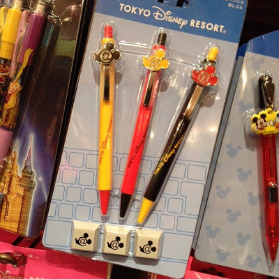 ペンと消しゴムがセットになっているのはめずらしい