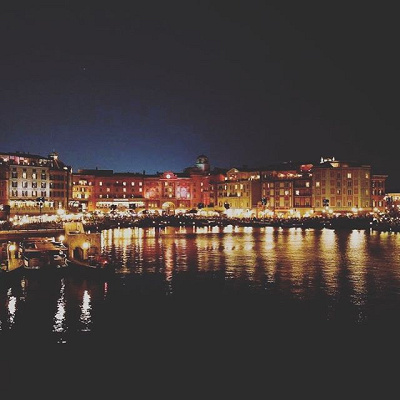 異国の夜景を眺めているようですね。