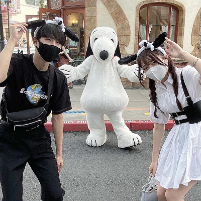 シンプルだけどスヌーピーと合わせるだけで一気にキュートに！人を選ばないコーデです。