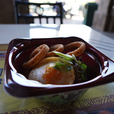 USJのディスカバリー・レストラン：ジュラシック DONBURIセット「ロコモコ風DON」ソフトドリンク付