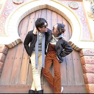 アウターをおそろいにするだけでペアルック感が出る